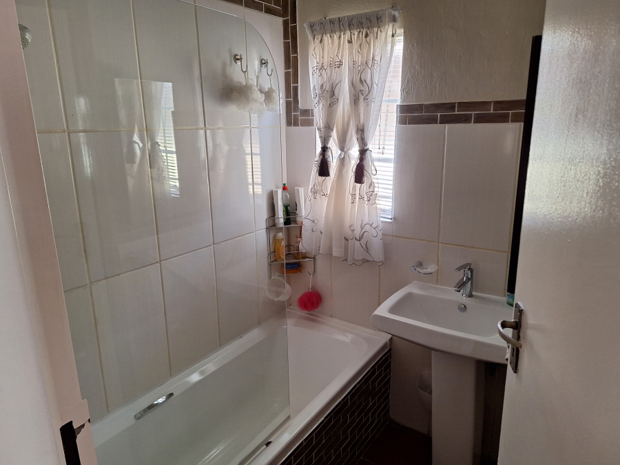 2 Bedroom Property for Sale in Rietfontein Gauteng