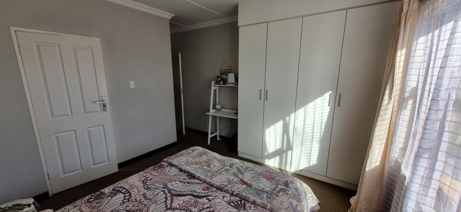 2 Bedroom Property for Sale in Rooihuiskraal North Gauteng