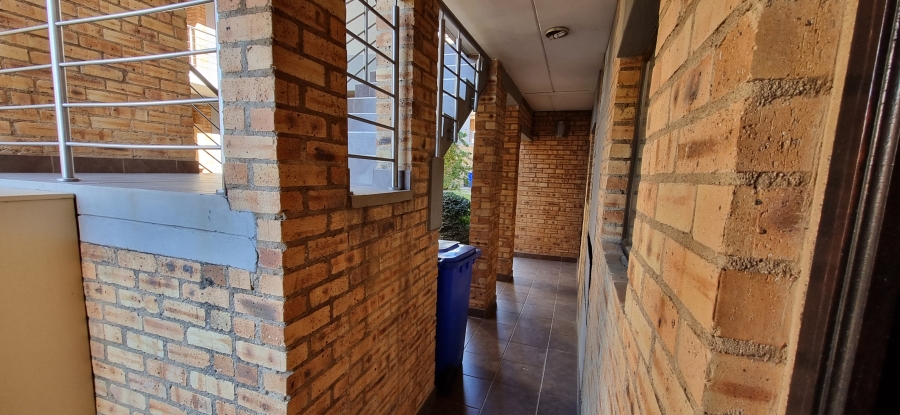 2 Bedroom Property for Sale in Rooihuiskraal North Gauteng