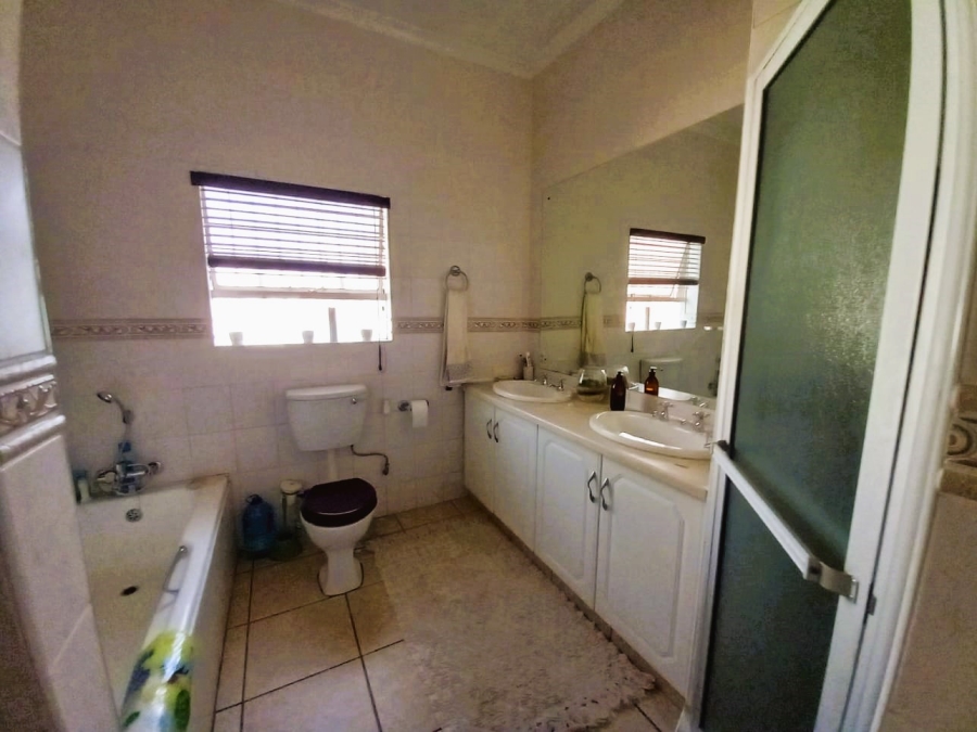 5 Bedroom Property for Sale in Glen Marais Gauteng