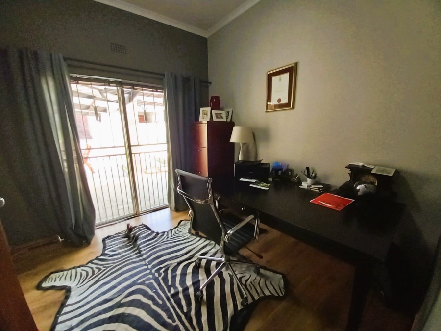 5 Bedroom Property for Sale in Glen Marais Gauteng