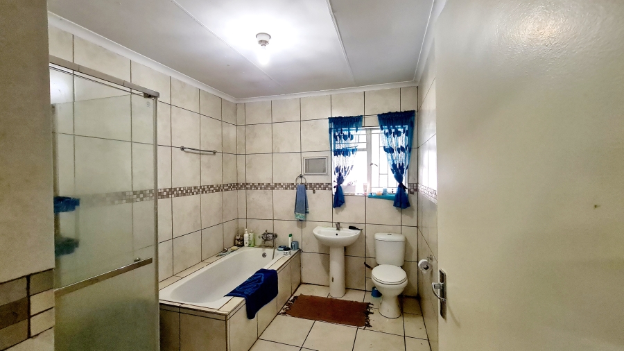 To Let 4 Bedroom Property for Rent in Doornpoort Gauteng