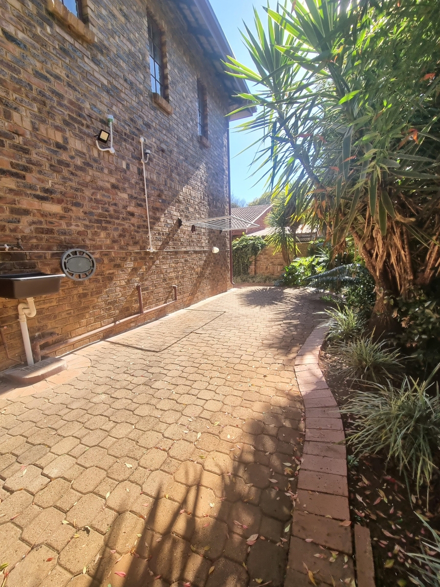 To Let 2 Bedroom Property for Rent in Eldoraigne Gauteng