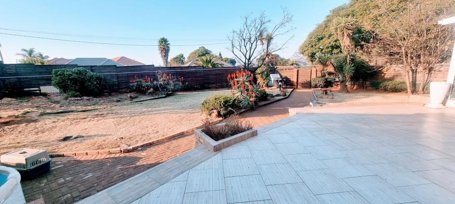 4 Bedroom Property for Sale in Linmeyer Gauteng