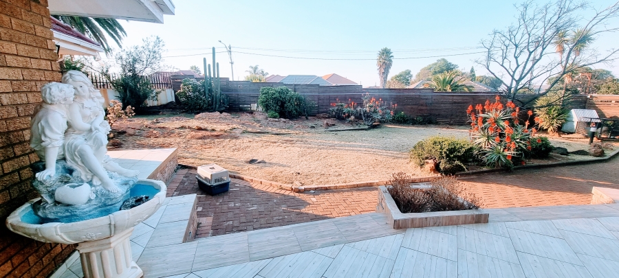 4 Bedroom Property for Sale in Linmeyer Gauteng