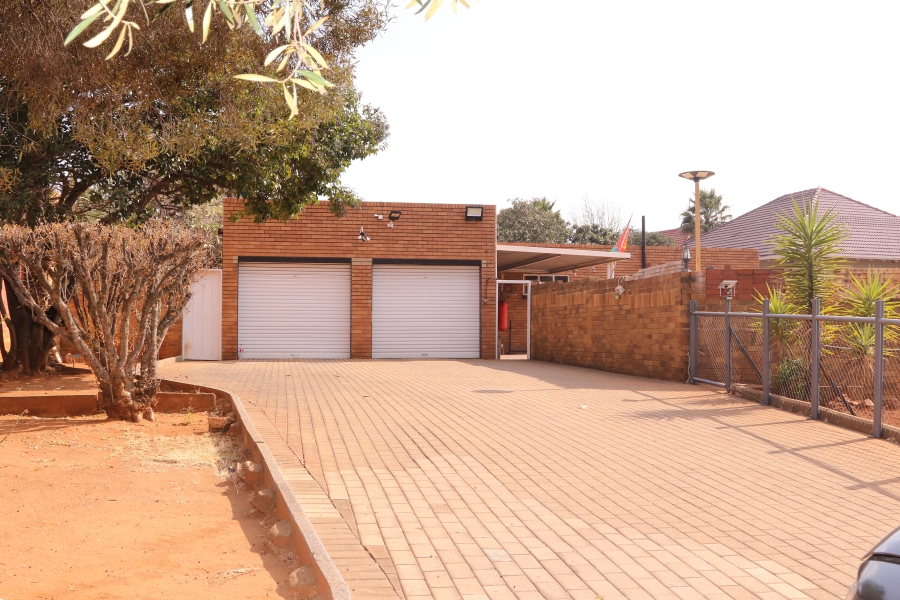 4 Bedroom Property for Sale in Linmeyer Gauteng