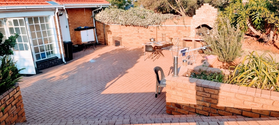 4 Bedroom Property for Sale in Linmeyer Gauteng