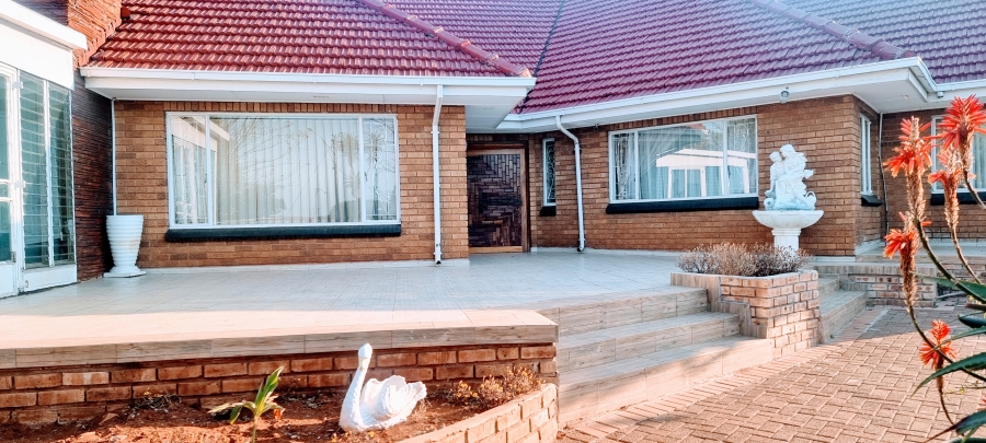 4 Bedroom Property for Sale in Linmeyer Gauteng