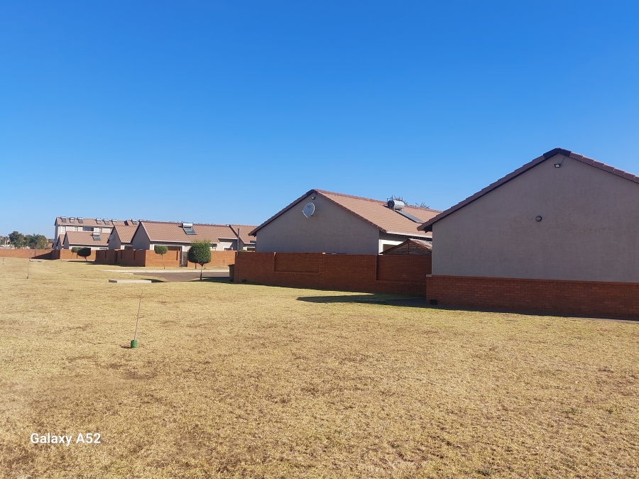 2 Bedroom Property for Sale in Monavoni Gauteng