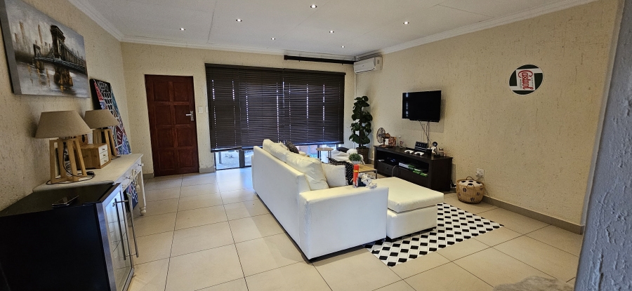 2 Bedroom Property for Sale in Three Rivers Proper Gauteng