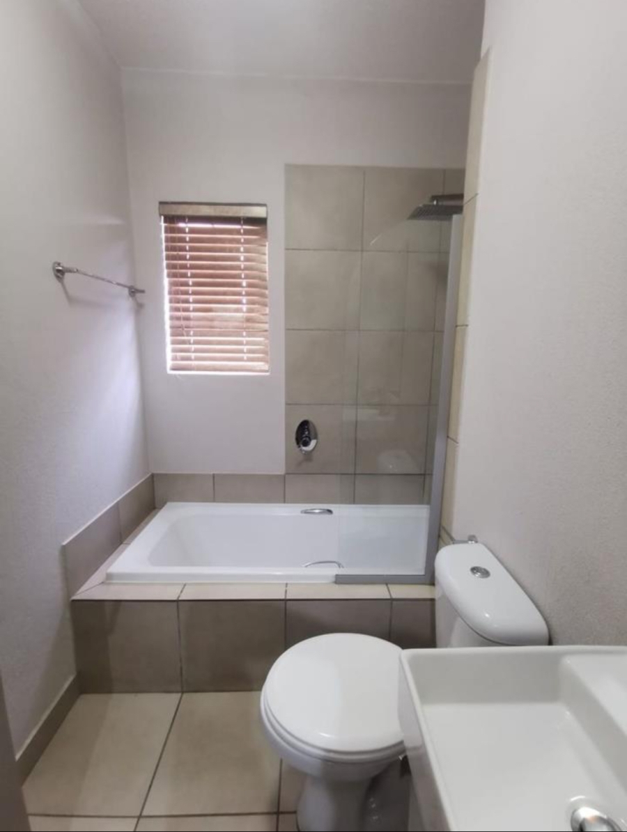 To Let 2 Bedroom Property for Rent in Broadacres Gauteng