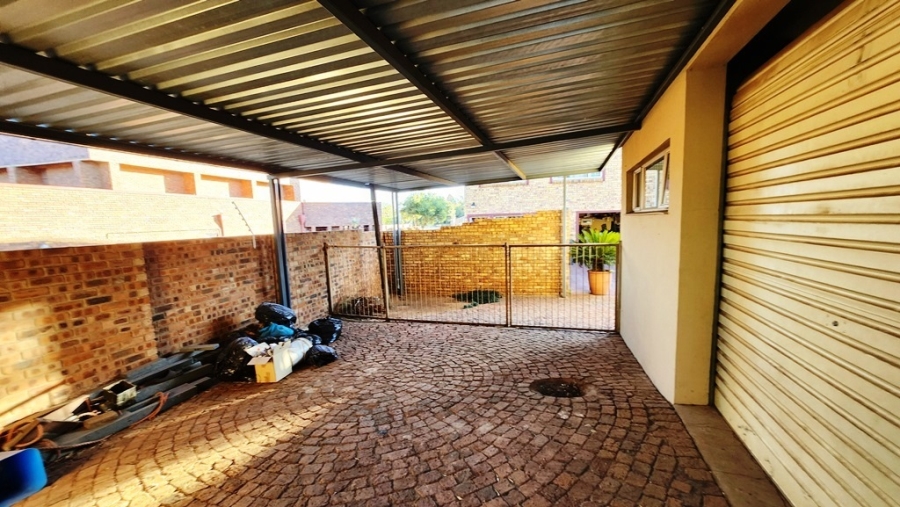 4 Bedroom Property for Sale in Eldoraigne Gauteng