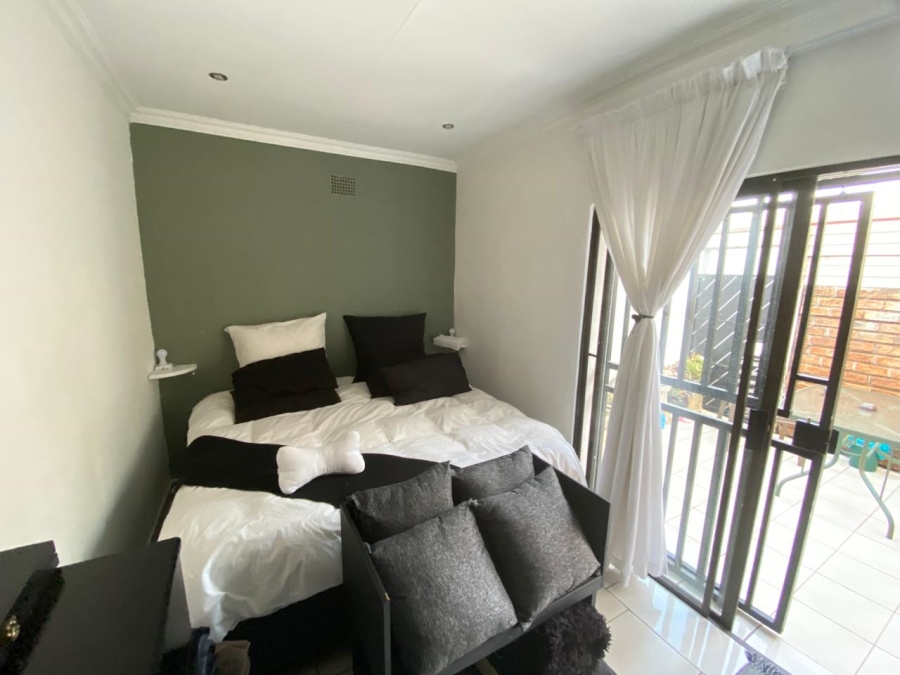 To Let 1 Bedroom Property for Rent in Waverley Gauteng