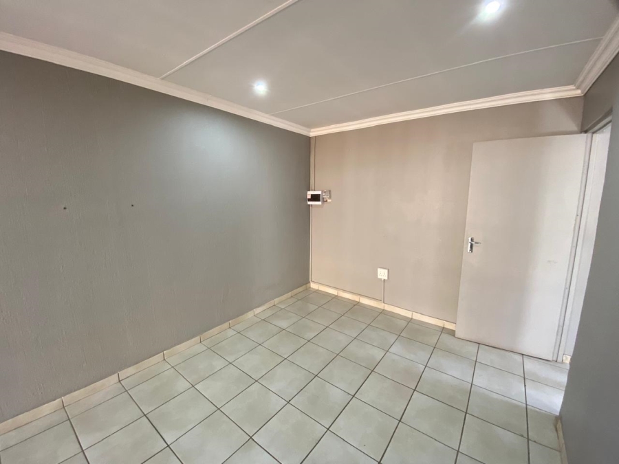 To Let 1 Bedroom Property for Rent in Waverley Gauteng