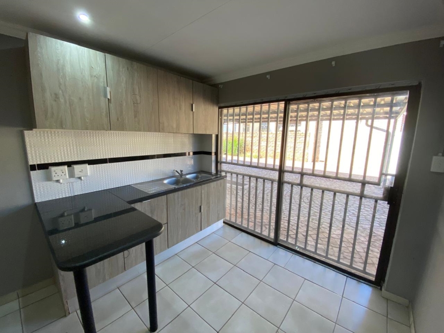 To Let 1 Bedroom Property for Rent in Waverley Gauteng