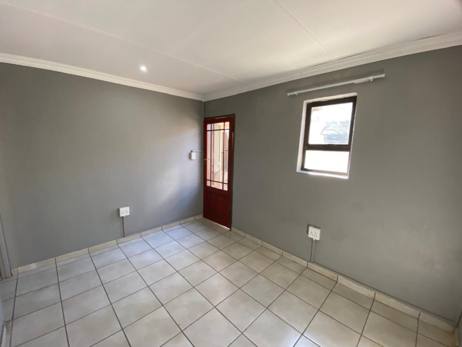 To Let 1 Bedroom Property for Rent in Waverley Gauteng