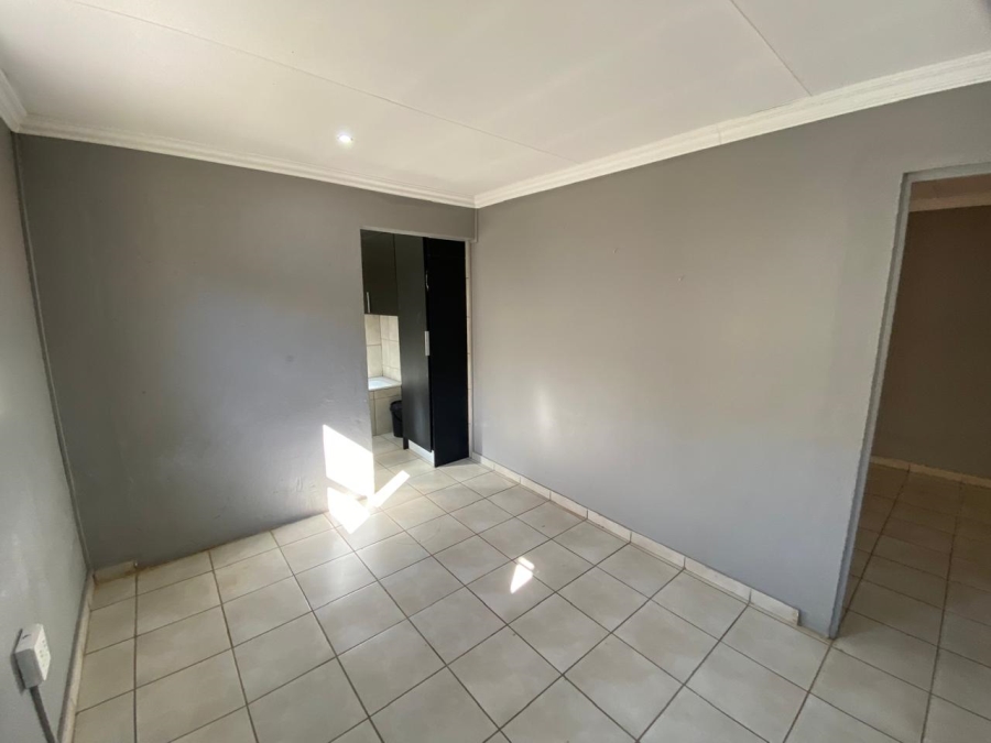 To Let 1 Bedroom Property for Rent in Waverley Gauteng