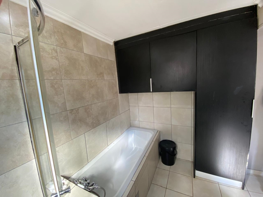 To Let 1 Bedroom Property for Rent in Waverley Gauteng