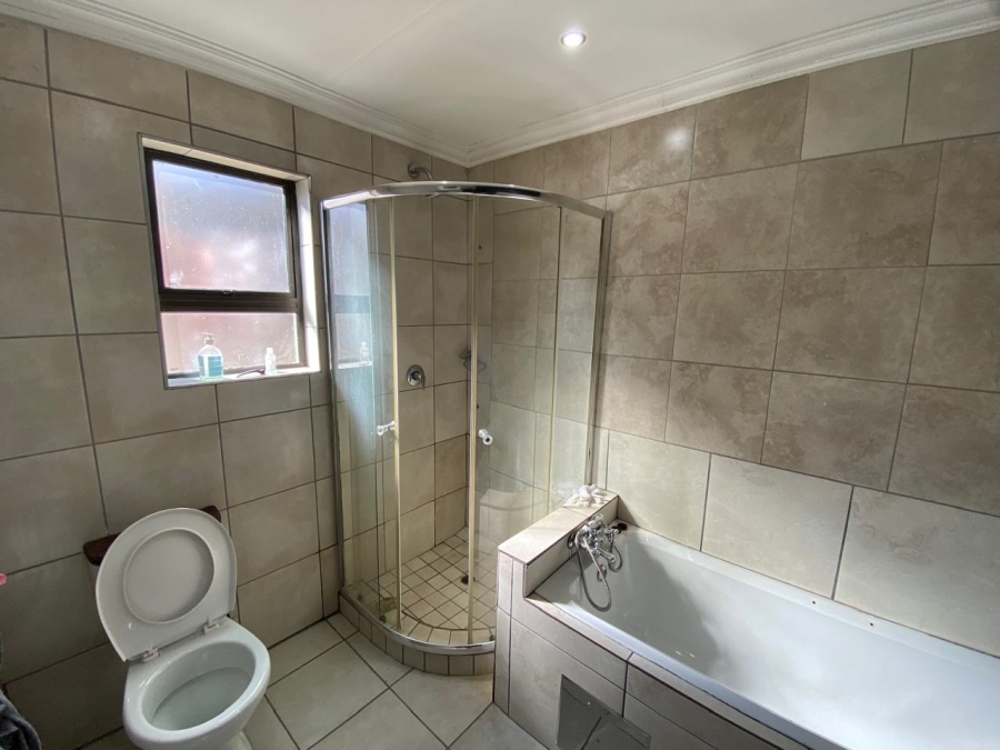 To Let 1 Bedroom Property for Rent in Waverley Gauteng