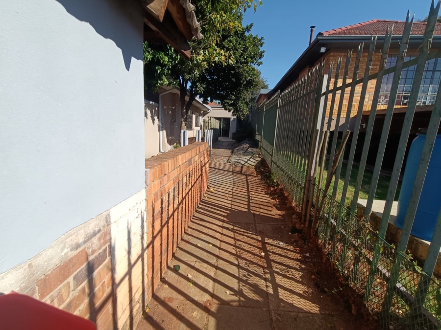 To Let 1 Bedroom Property for Rent in Emmarentia Gauteng