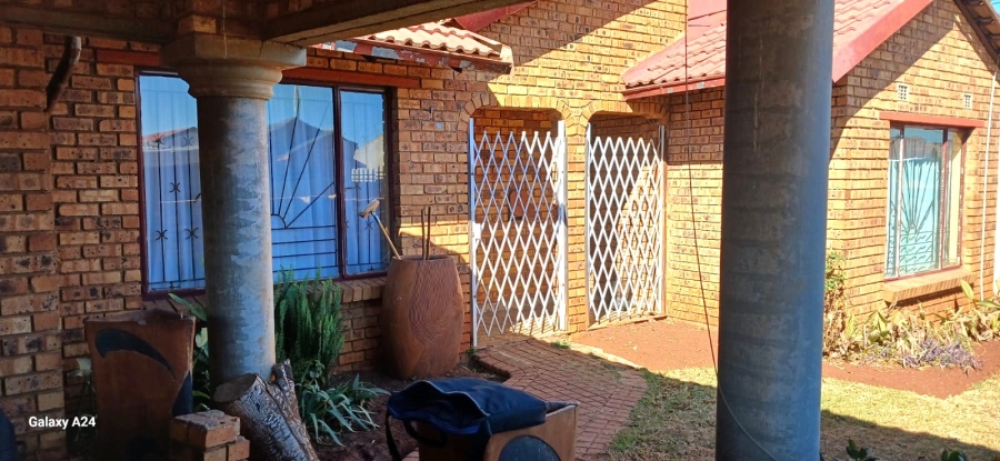 5 Bedroom Property for Sale in Vosloorus Ext 2 Gauteng