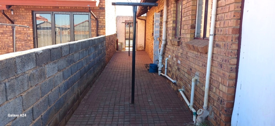 5 Bedroom Property for Sale in Vosloorus Ext 2 Gauteng