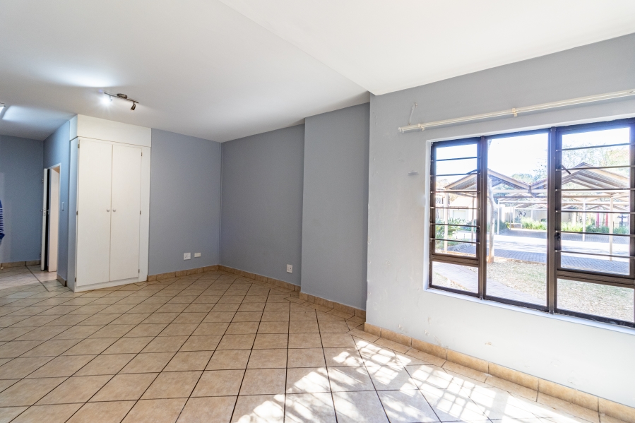 1 Bedroom Property for Sale in Oukraal Estate Gauteng