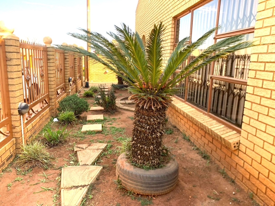 5 Bedroom Property for Sale in Vosloorus Gauteng