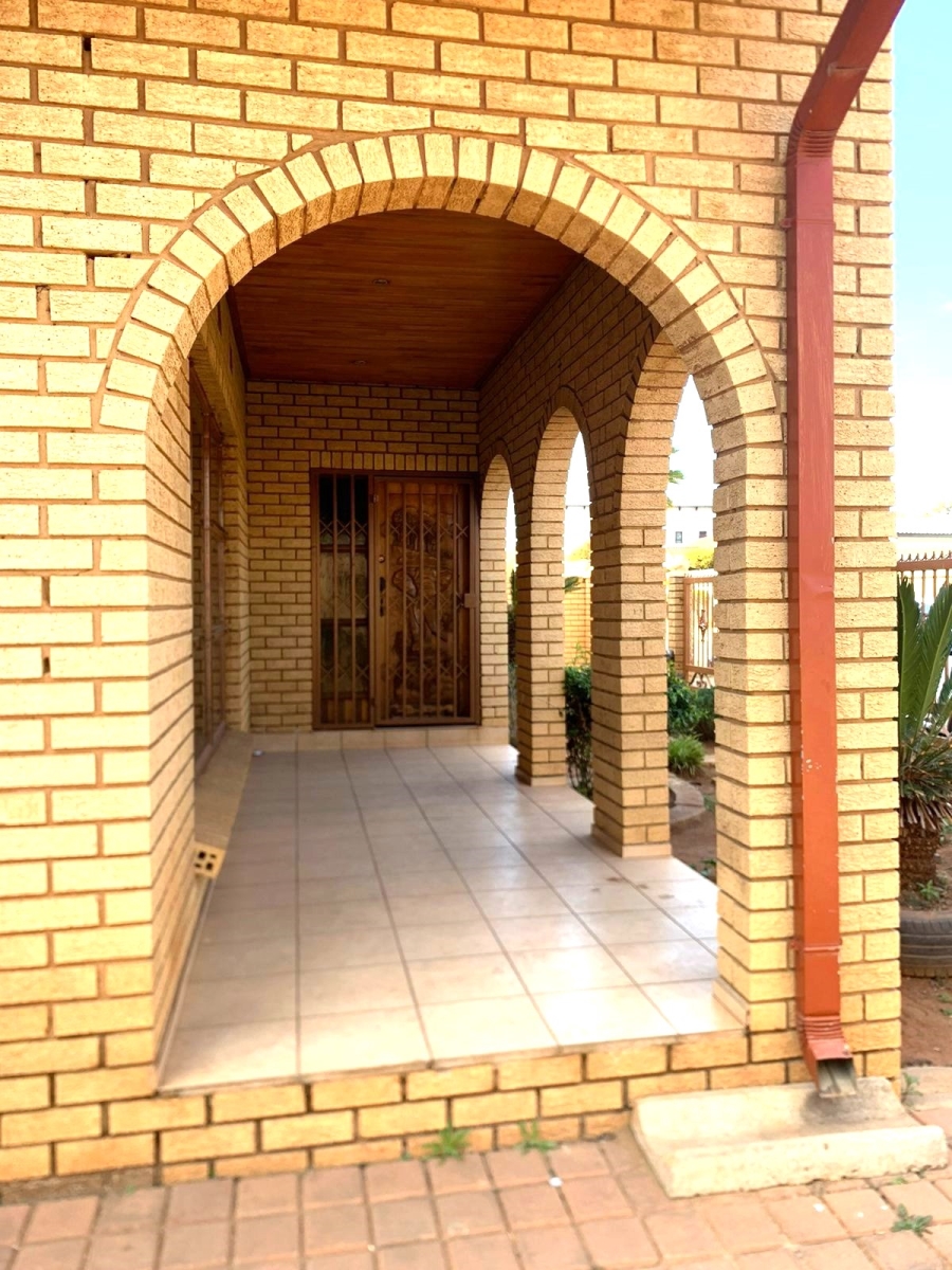 5 Bedroom Property for Sale in Vosloorus Gauteng