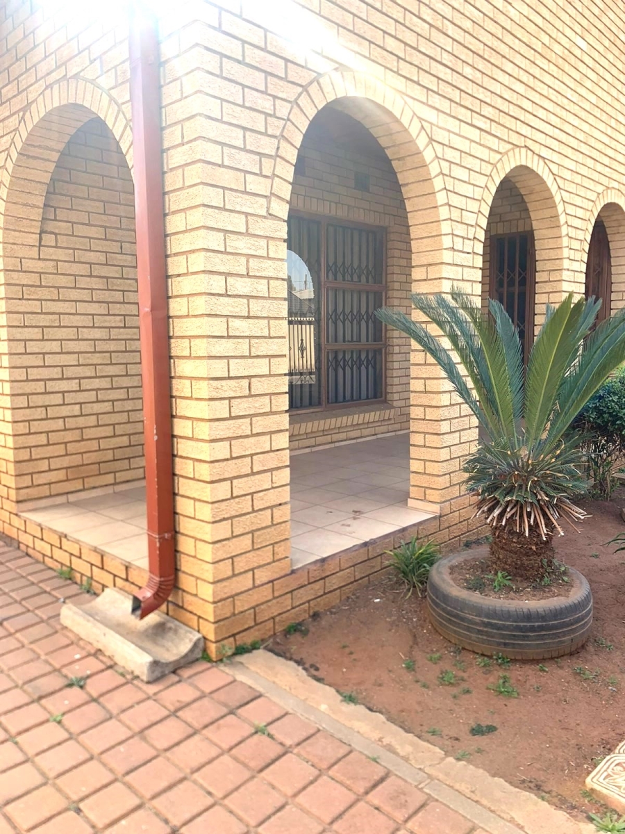 5 Bedroom Property for Sale in Vosloorus Gauteng