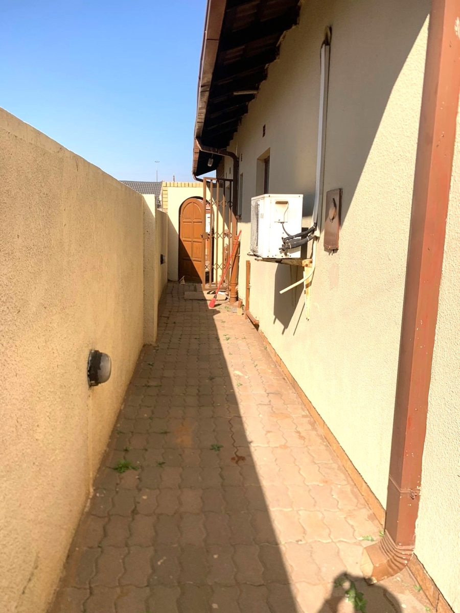 5 Bedroom Property for Sale in Vosloorus Gauteng