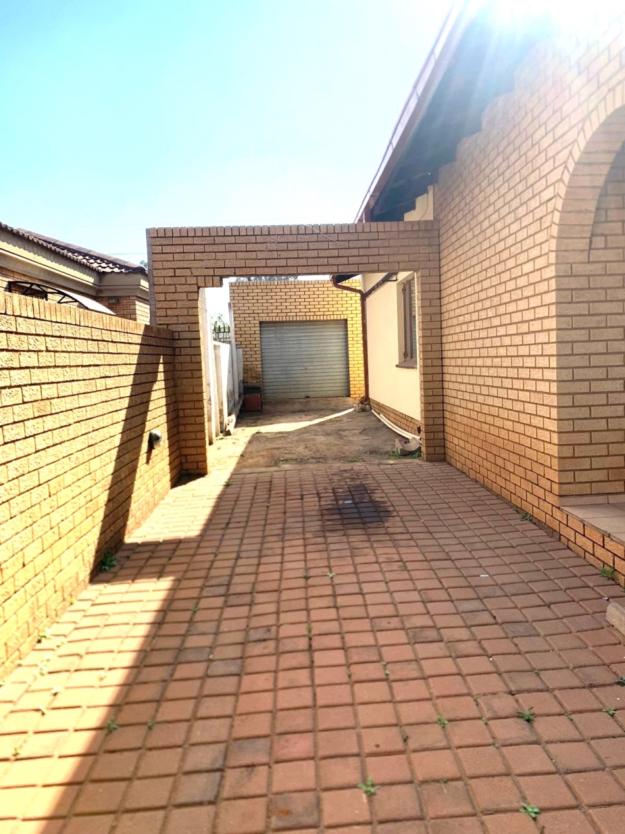 5 Bedroom Property for Sale in Vosloorus Gauteng