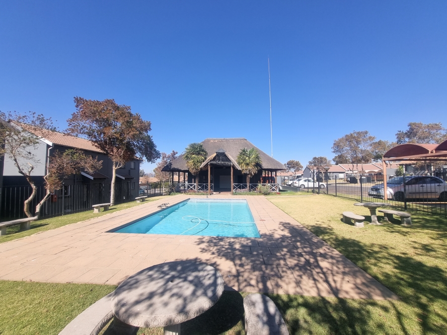 2 Bedroom Property for Sale in Greenstone Hill Gauteng