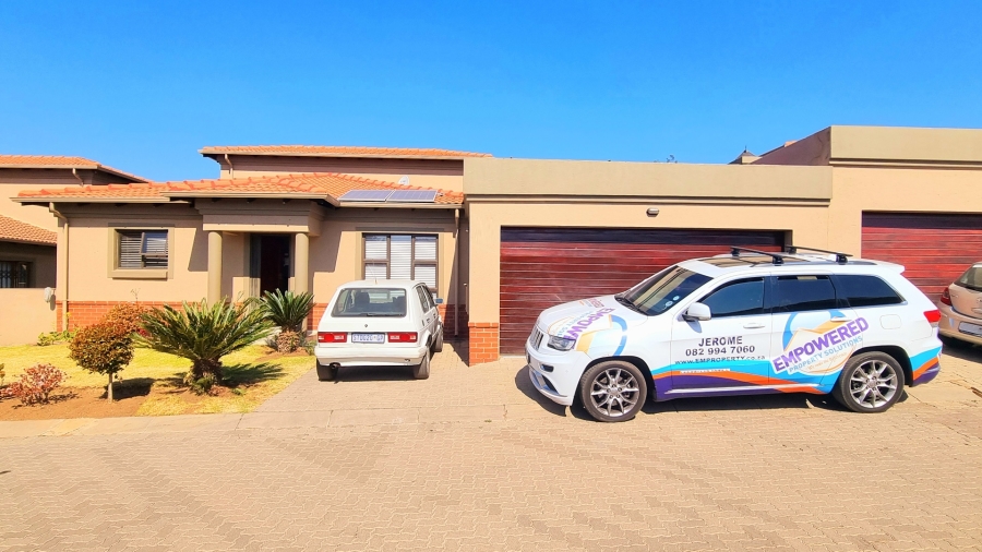 To Let 4 Bedroom Property for Rent in Noordwyk Gauteng