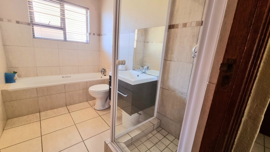 To Let 4 Bedroom Property for Rent in Noordwyk Gauteng