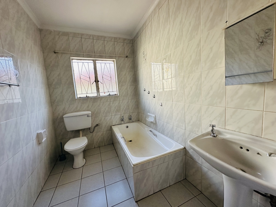 To Let 3 Bedroom Property for Rent in Birch Acres Gauteng