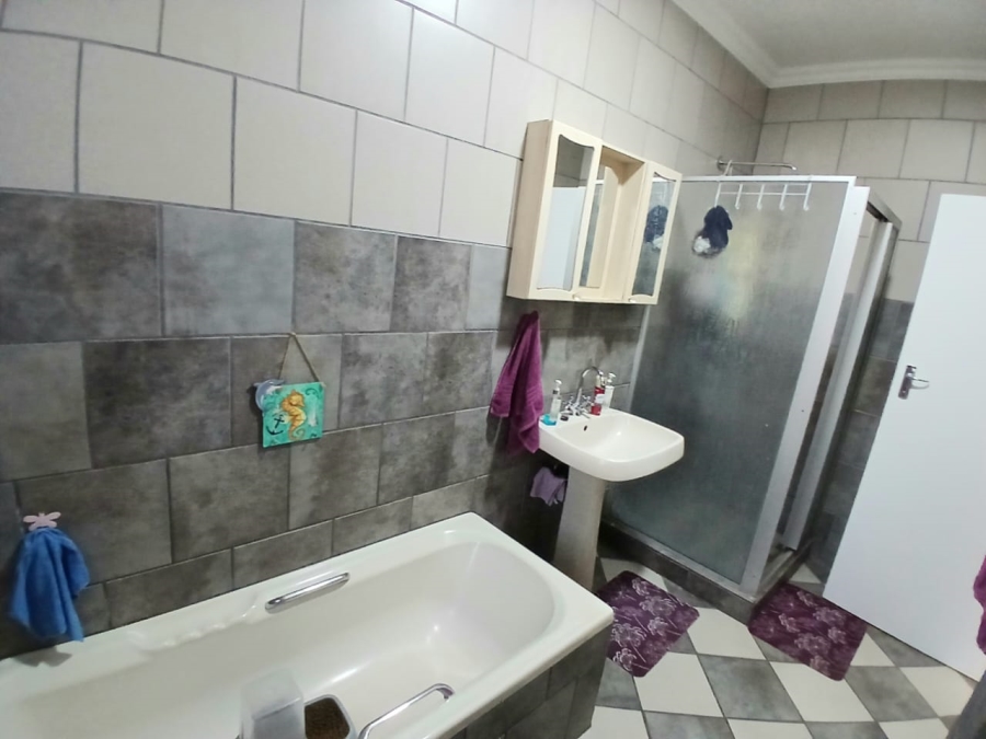 4 Bedroom Property for Sale in Rothdene Gauteng