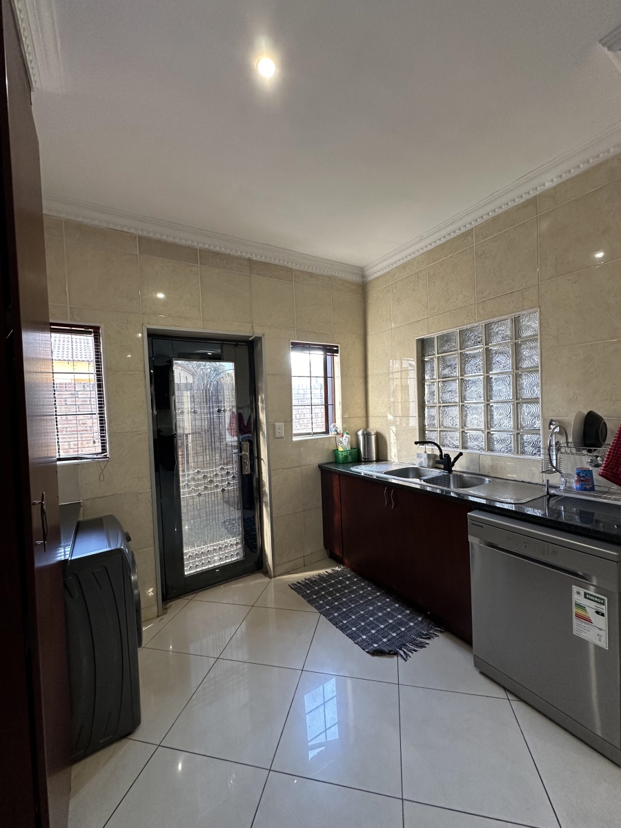 4 Bedroom Property for Sale in Thatchfield Glen Gauteng