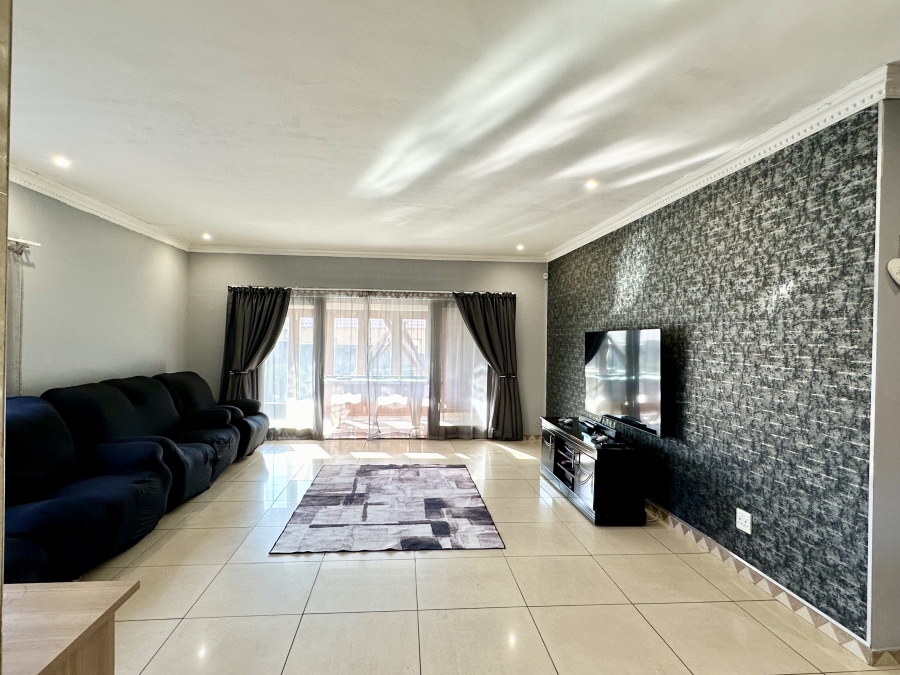 4 Bedroom Property for Sale in Thatchfield Glen Gauteng