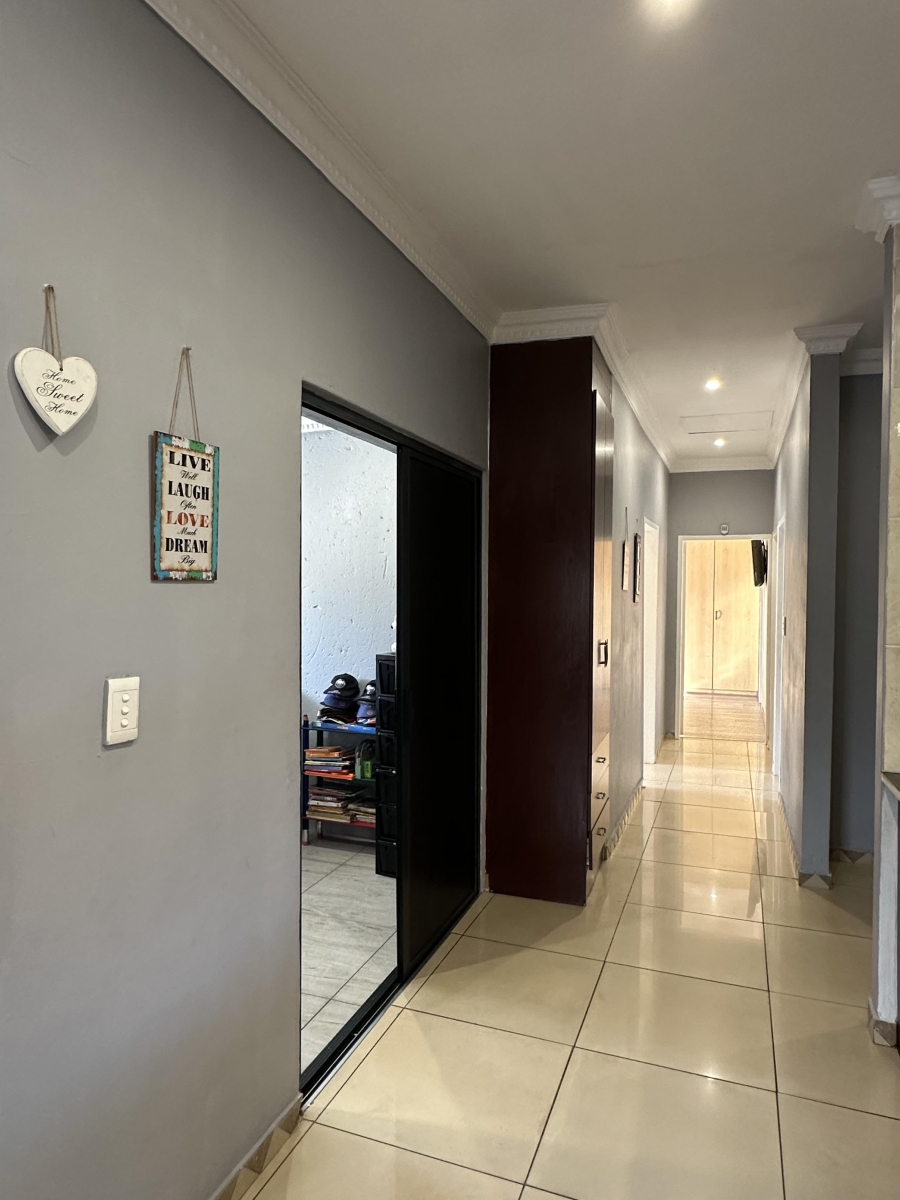 4 Bedroom Property for Sale in Thatchfield Glen Gauteng