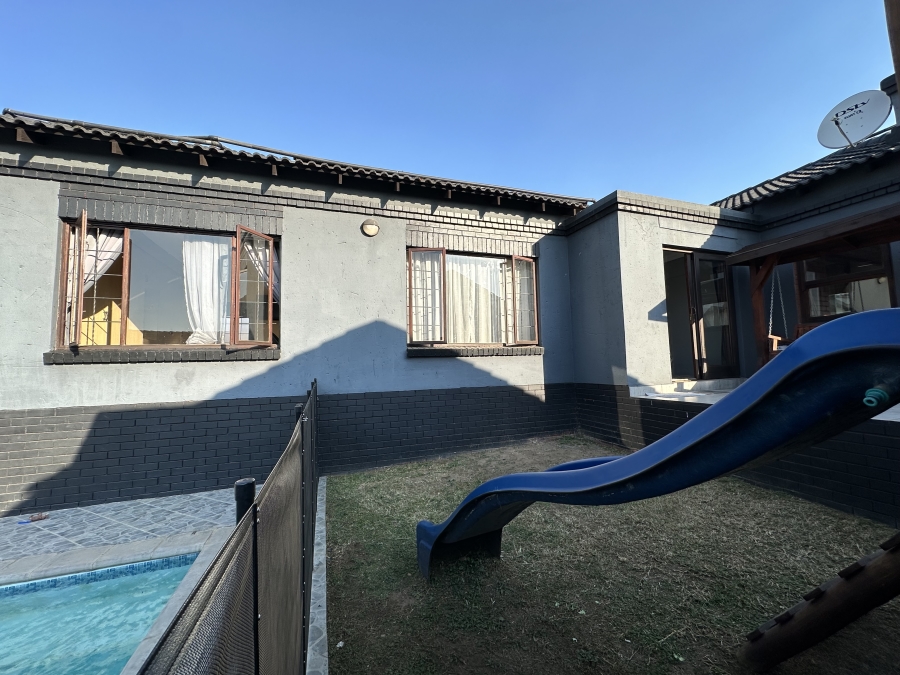 4 Bedroom Property for Sale in Thatchfield Glen Gauteng