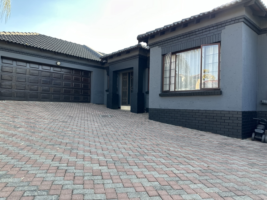 4 Bedroom Property for Sale in Thatchfield Glen Gauteng