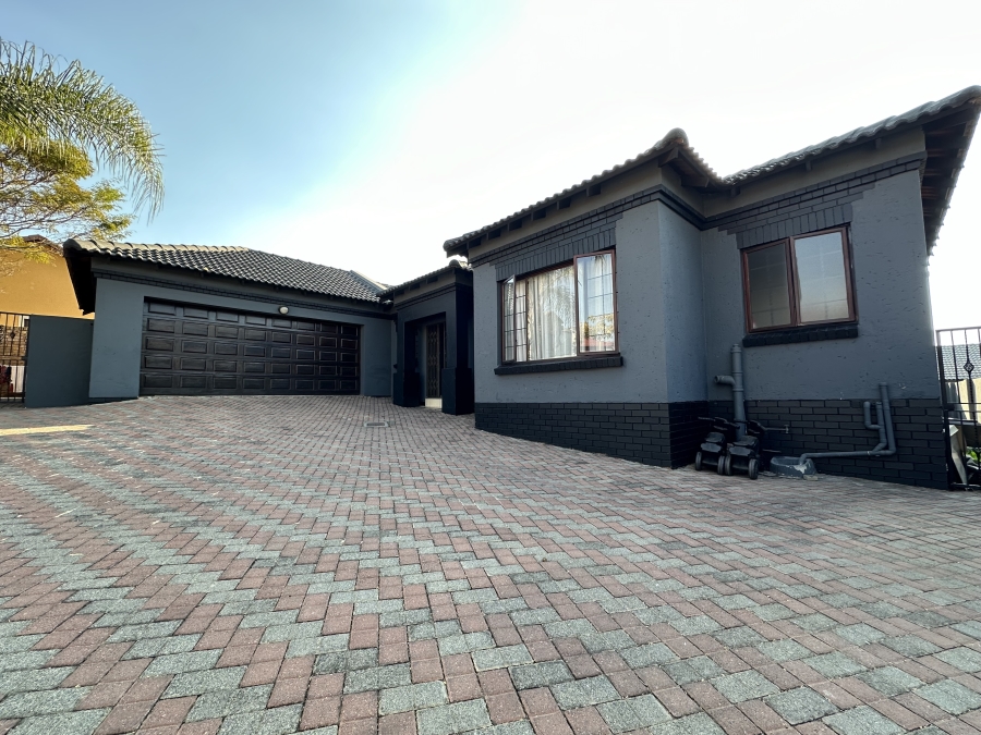 4 Bedroom Property for Sale in Thatchfield Glen Gauteng