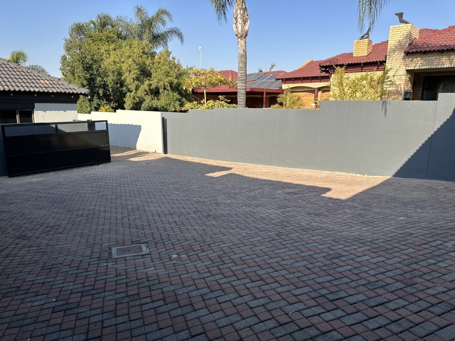 4 Bedroom Property for Sale in Thatchfield Glen Gauteng