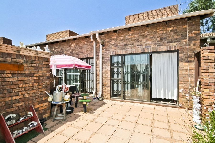 2 Bedroom Property for Sale in Corlett Gardens Gauteng