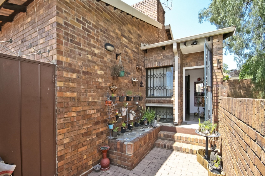 2 Bedroom Property for Sale in Corlett Gardens Gauteng