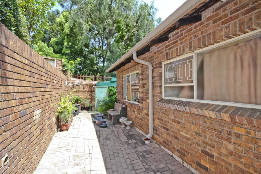 2 Bedroom Property for Sale in Corlett Gardens Gauteng