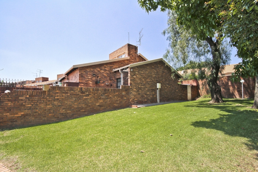 2 Bedroom Property for Sale in Corlett Gardens Gauteng