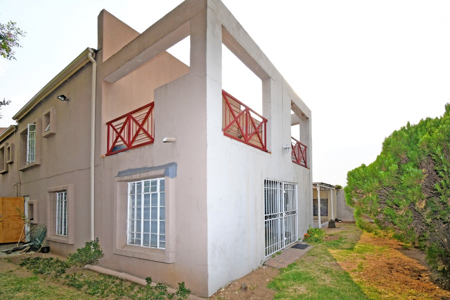 3 Bedroom Property for Sale in Corlett Gardens Gauteng