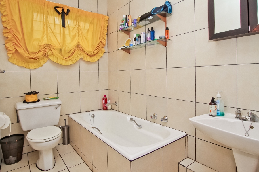 3 Bedroom Property for Sale in Corlett Gardens Gauteng